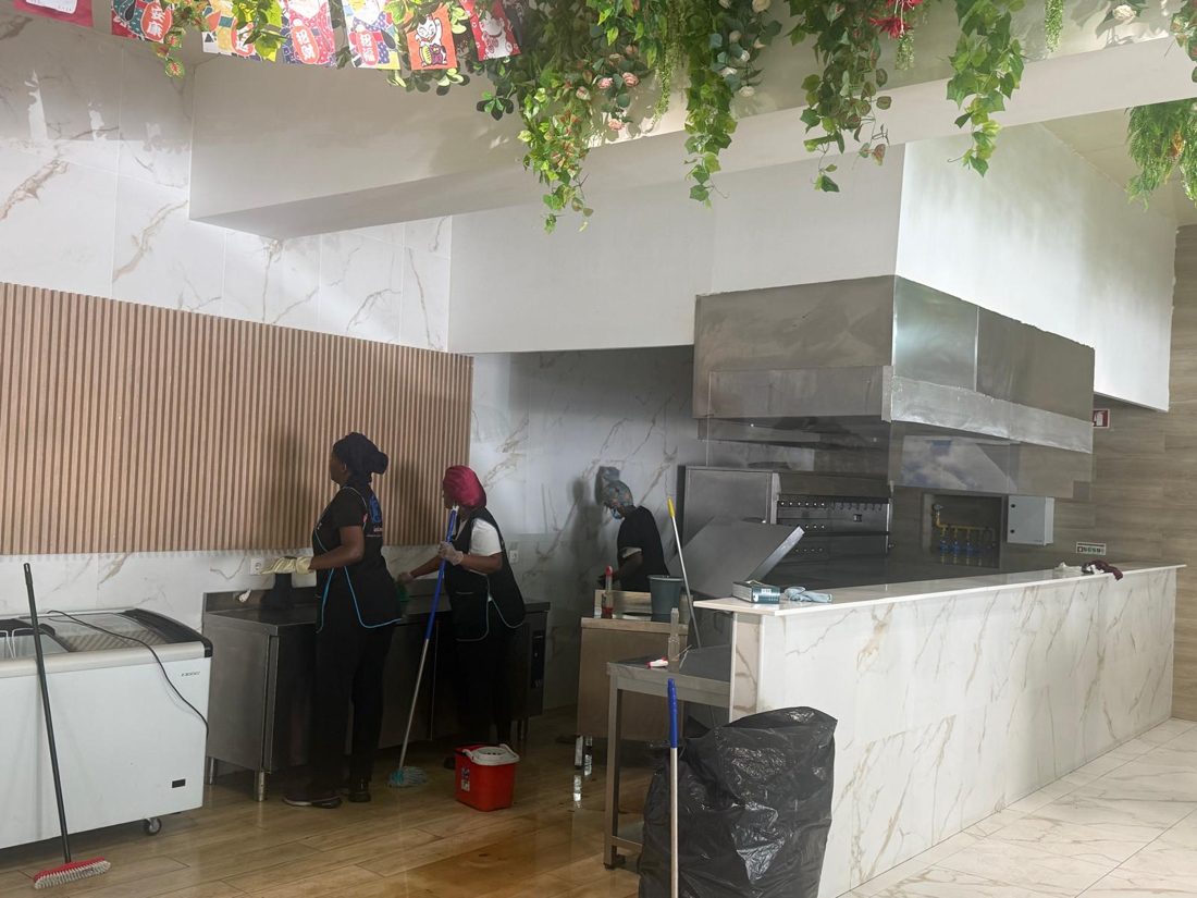 Equipa da GeoLimpa a limpar um restaurante